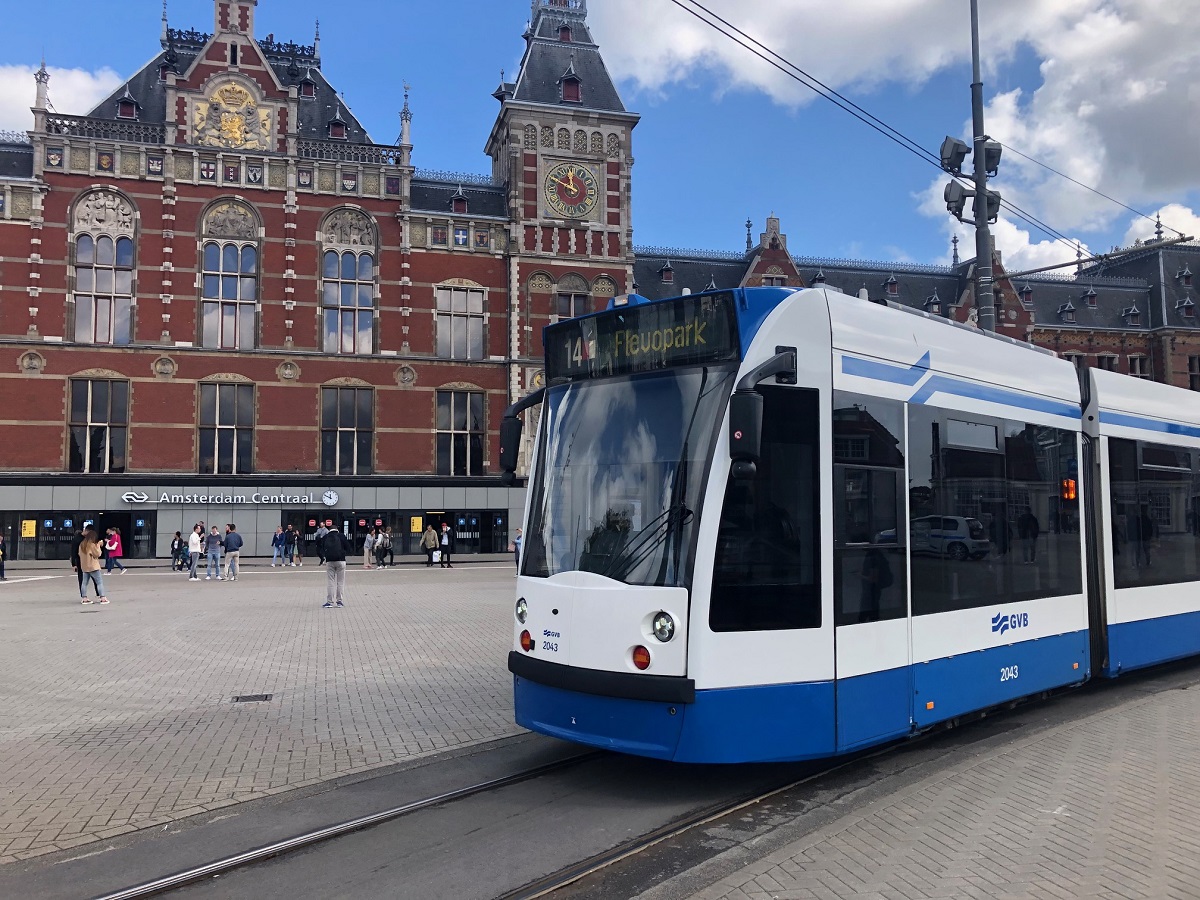 How to use public transport in Amsterdam?