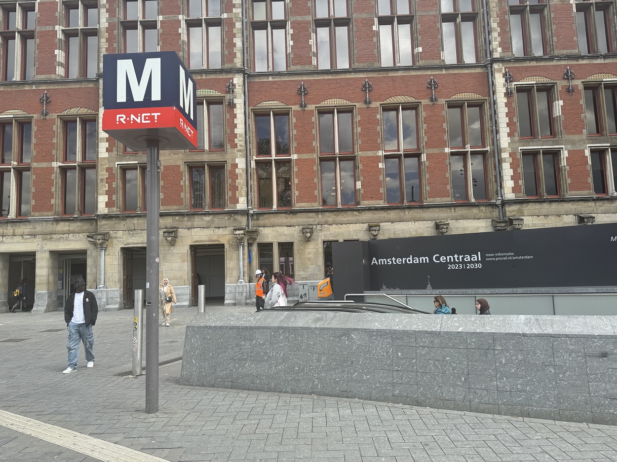 How to use metro in Amsterdam