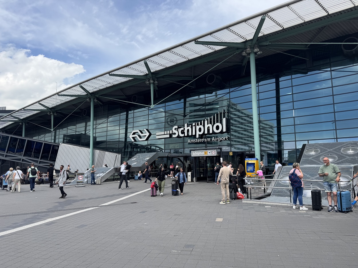 Schiphol airport smoking zone