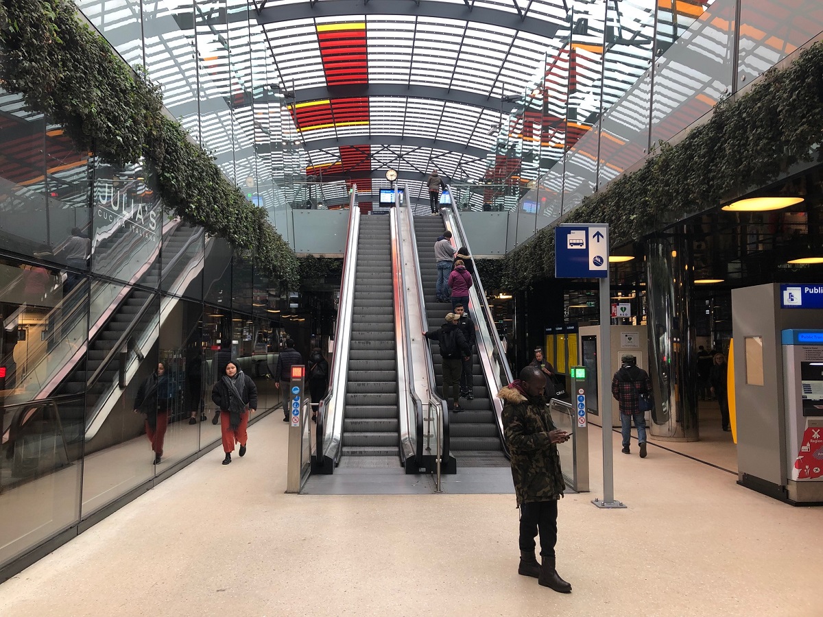 Amsterdam/CS IJzijde, how to find bus to Volendam