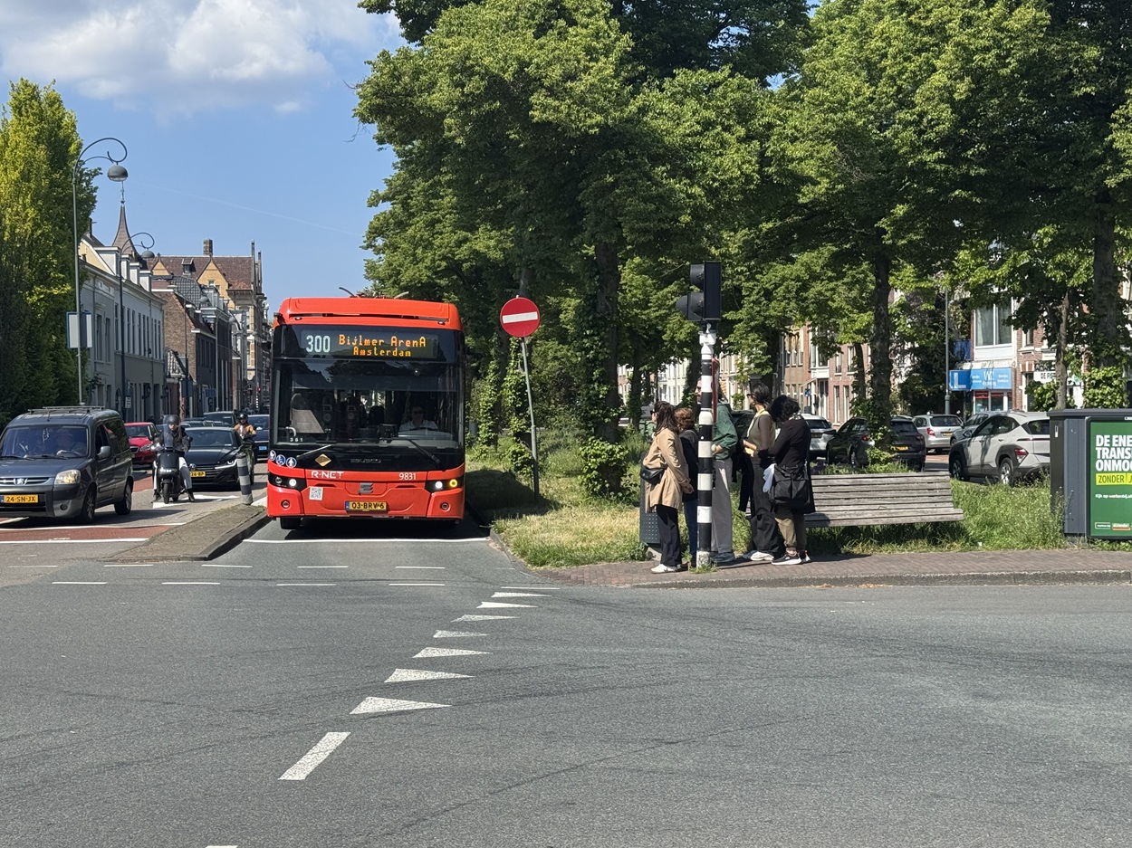 Bus 300 Schiphol Haarlem tickets, how to pay