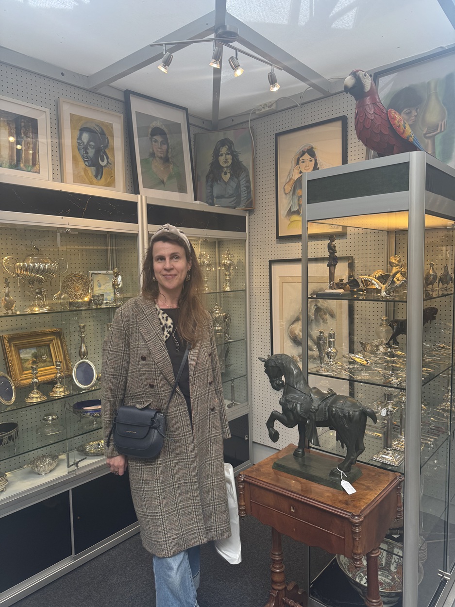 Where to shop for antiques in Amsterdam?
