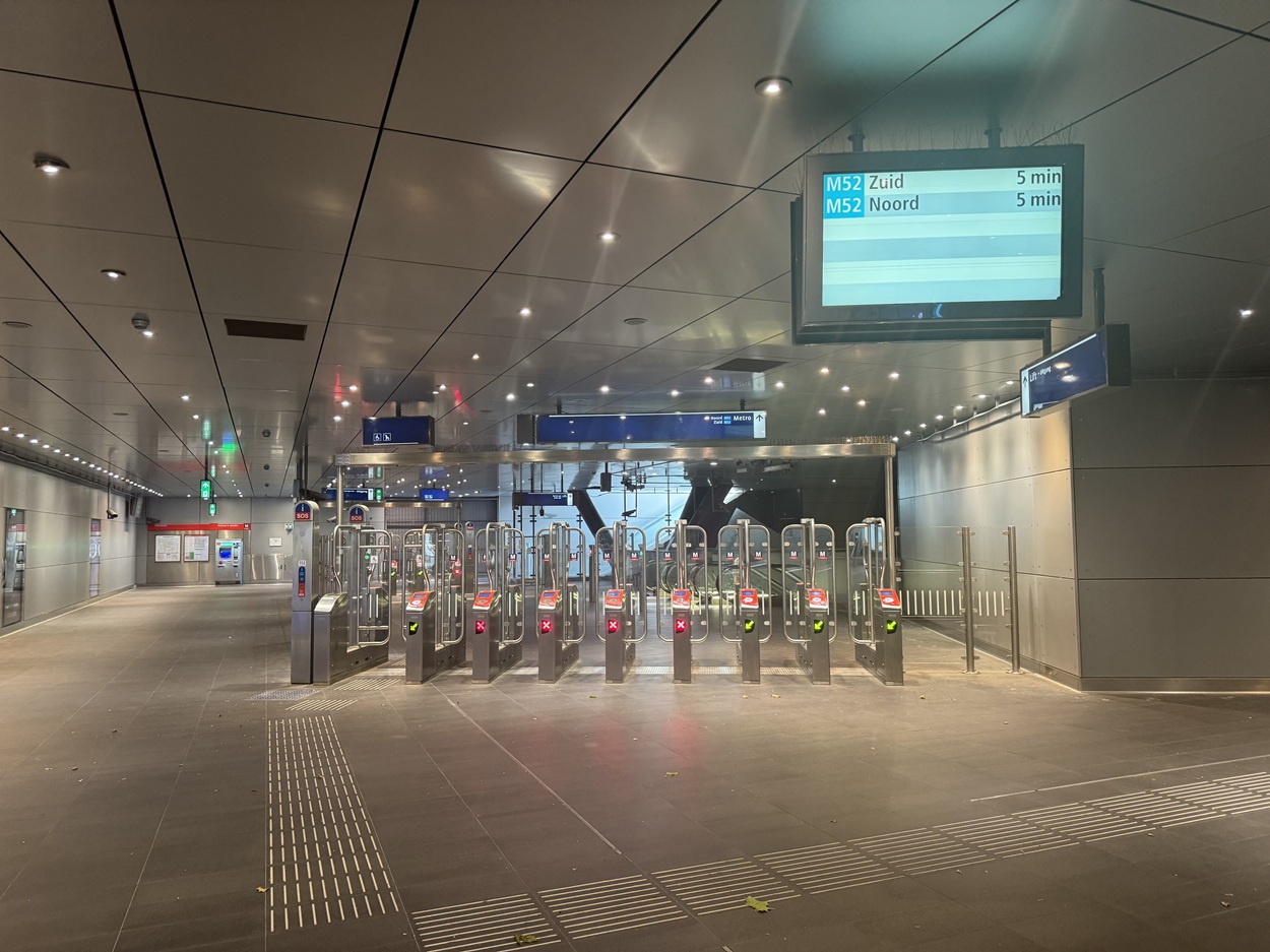 How to pay for metro in Amsterdam in 2026