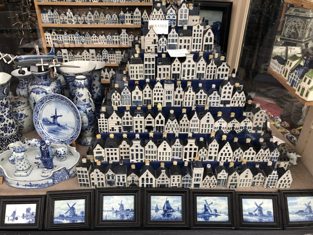 KLM houses Kramer Antiques & Royal Delftware in Amsterdam